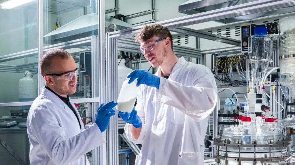 Die Batterieforschung beschleunigen zu wollen, damit beschäftigt sich das 2023 gegründete Start-up Litona. Die Ausgründung aus dem KIT stellt dafür Testmaterial im Forschungsbereich für Natrium-Ionen-Batterietechnologien her. 