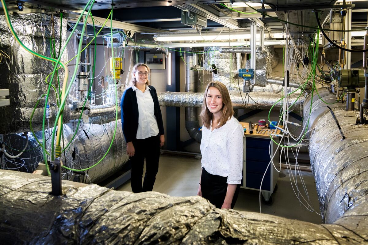 • Einen flüssigmetall-basierten Speicher im Labormaßstab haben Dr.-Ing. Klarissa Niedermeier und ihre Kollegin M.Sc. Franziska Müller-Trefzer bereits am KALLA aufgebaut und betrieben.