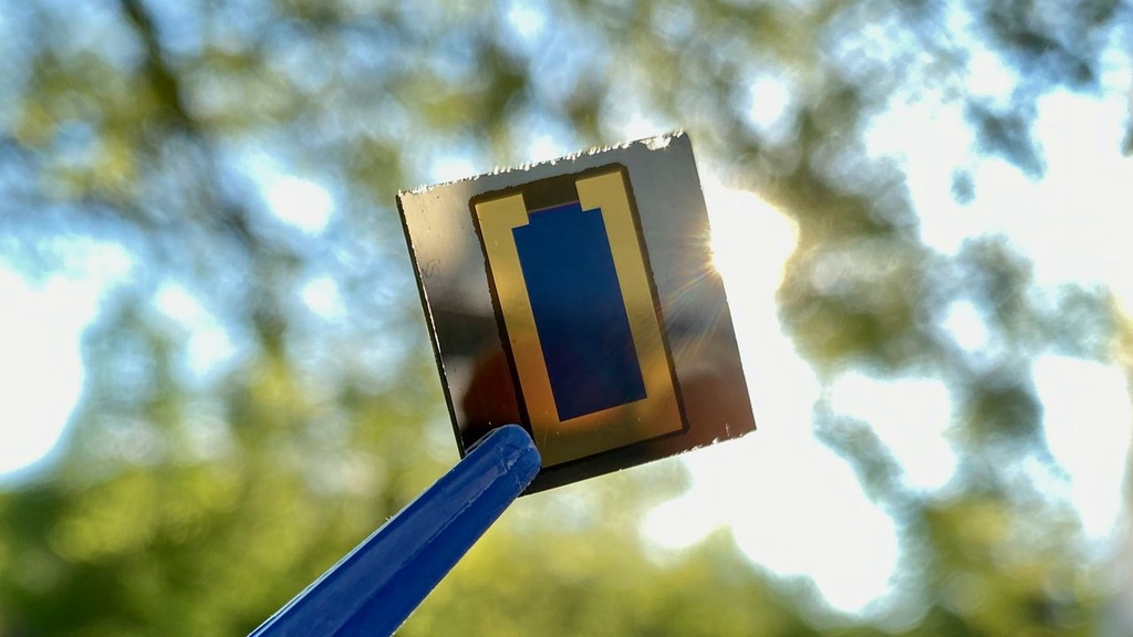 KIT Researchers Develop Perovskite/CIS Tandem Solar Cells with Efficiency of Almost 25 Percent - Material Combination Enables Mobile Applications