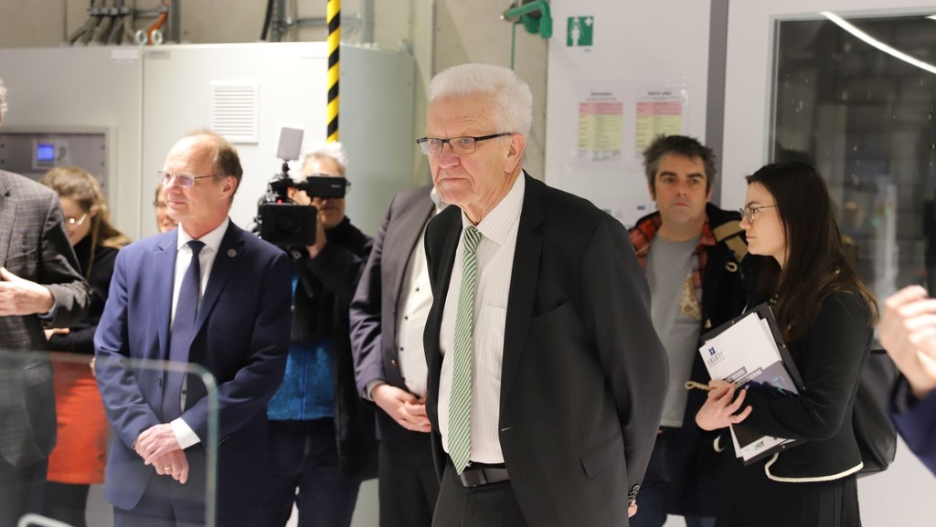 Winfried Kretschmann visits the Cluster of Excellence POLiS. During a visit to Ulm, the Minister President of Baden-Württemberg also informed himself about the joint battery research of KIT and Ulm University.