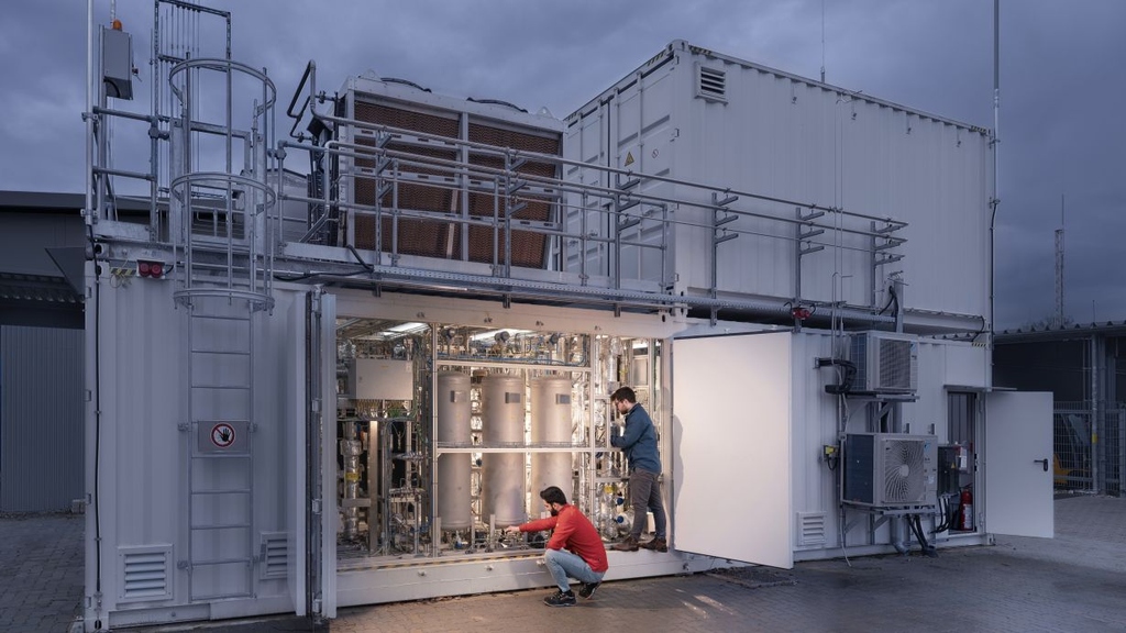 ICODOS, a spin-off from KIT, develops fully integrated, fully automated and dynamically operated e-methanol plants. (Photo: KIT) 