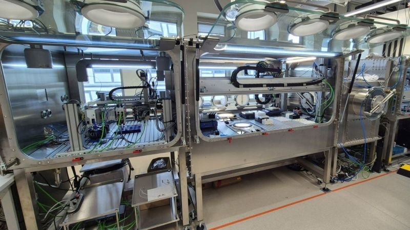 E-MAP bestehend aus einem geschlossenen System, in dem robotisch automatisierte Materialexperimente unter Schutzatmosphäre durchgeführt werden können