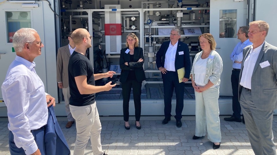 Staatssekretärin Judith Pirscher (BMBF) visits the Energy Lab 2.0 at KIT