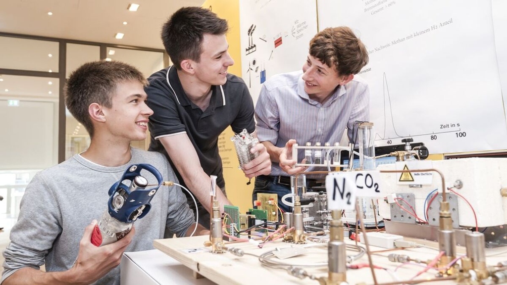 "Jugend forscht" Baden-Württemberg Comes to KIT;  Germany's best-known competition for young scientists: The state competition "Jugend forscht" Baden-Württemberg starts into a new round with financial support from MTET.
