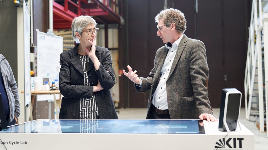 Jutta Paulus MEP visited Carbon Cycle Lab and Energy Lab 2.0 to learn more about research and key issues related to the climate-neutral and energy-efficient circular economy of plastics and Power-to-X technologies