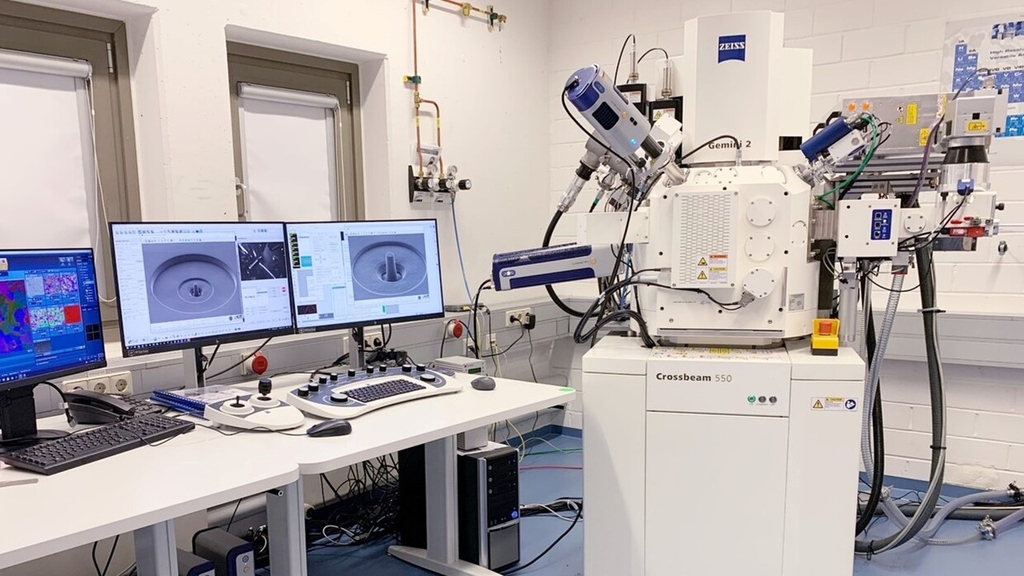  IAM-MMI installs unique FIB microscope