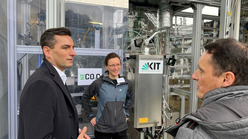 Nicolas Zippelius MdB visited the Energy Lab to learn more about research & key issues of PtX technologies, climate-neutral and energy-efficient cirular economy of plastics and negative emission technologies.