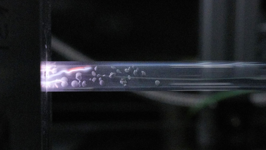 Plasma in contact with a catalytic support is activated by microwaves at atmospheric pressure. 